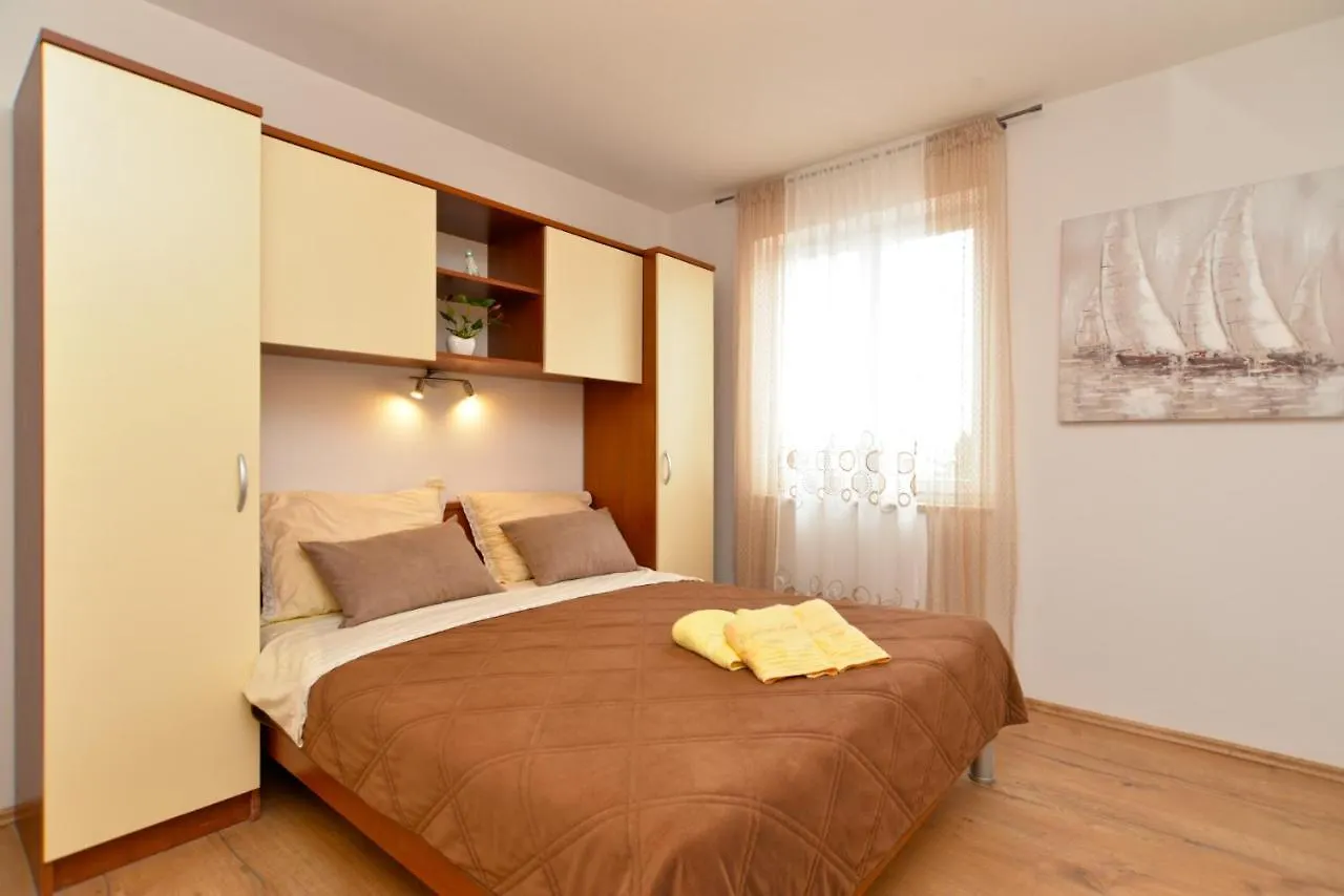 Apartments Violete 742 Pula 0*,  Croatia
