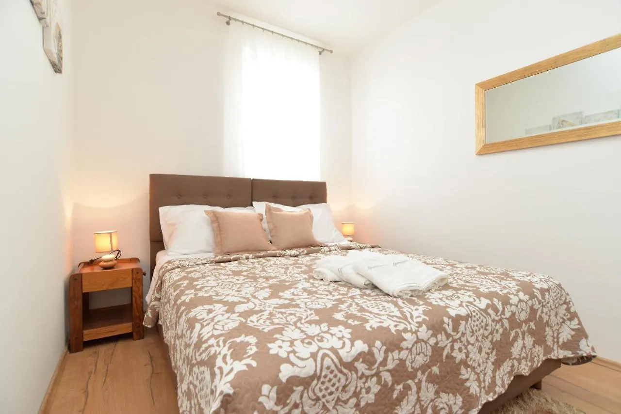 Apartments Violete 742 Pula Croatia