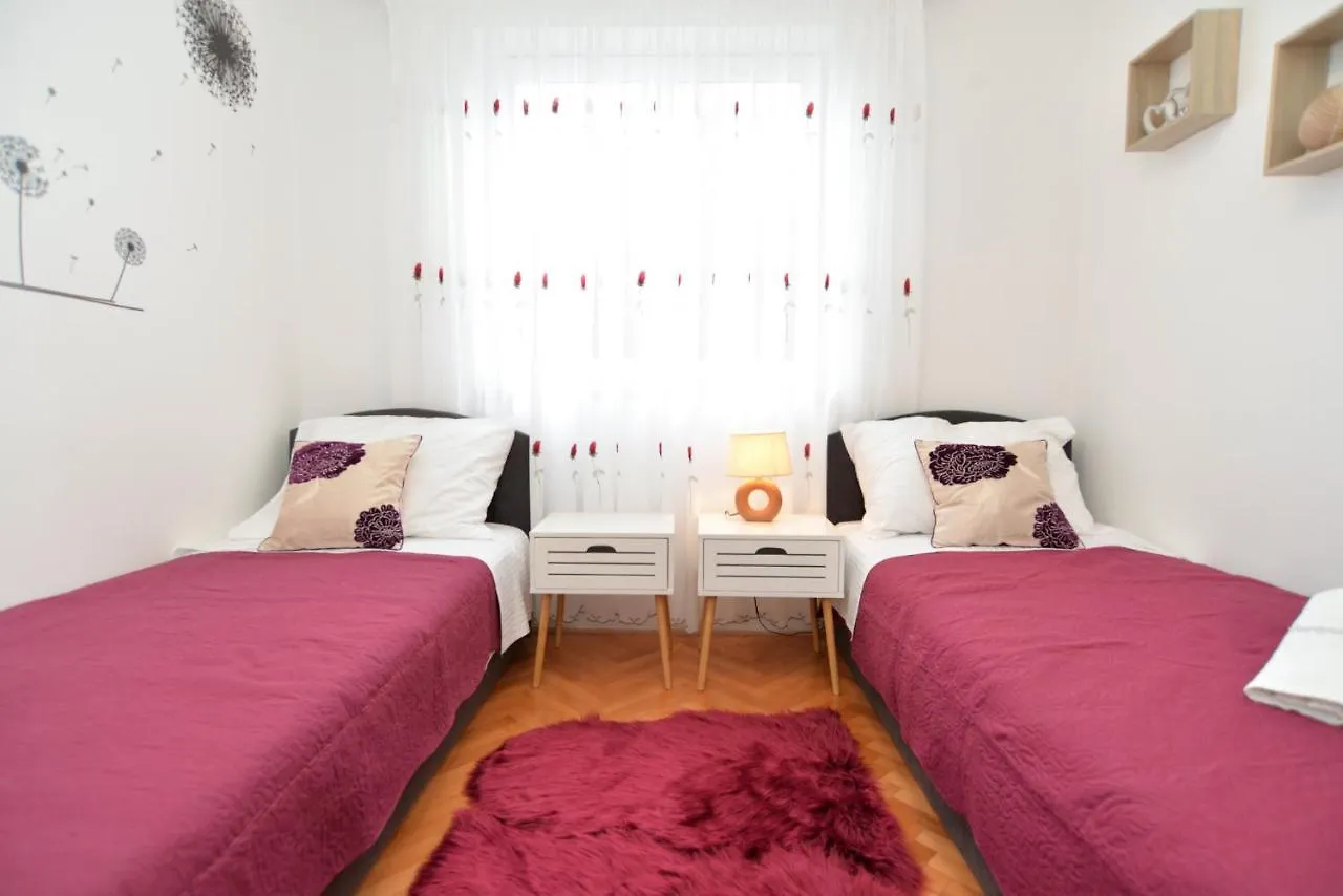 Apartments Violete 742 Pula 0*,  Croatia