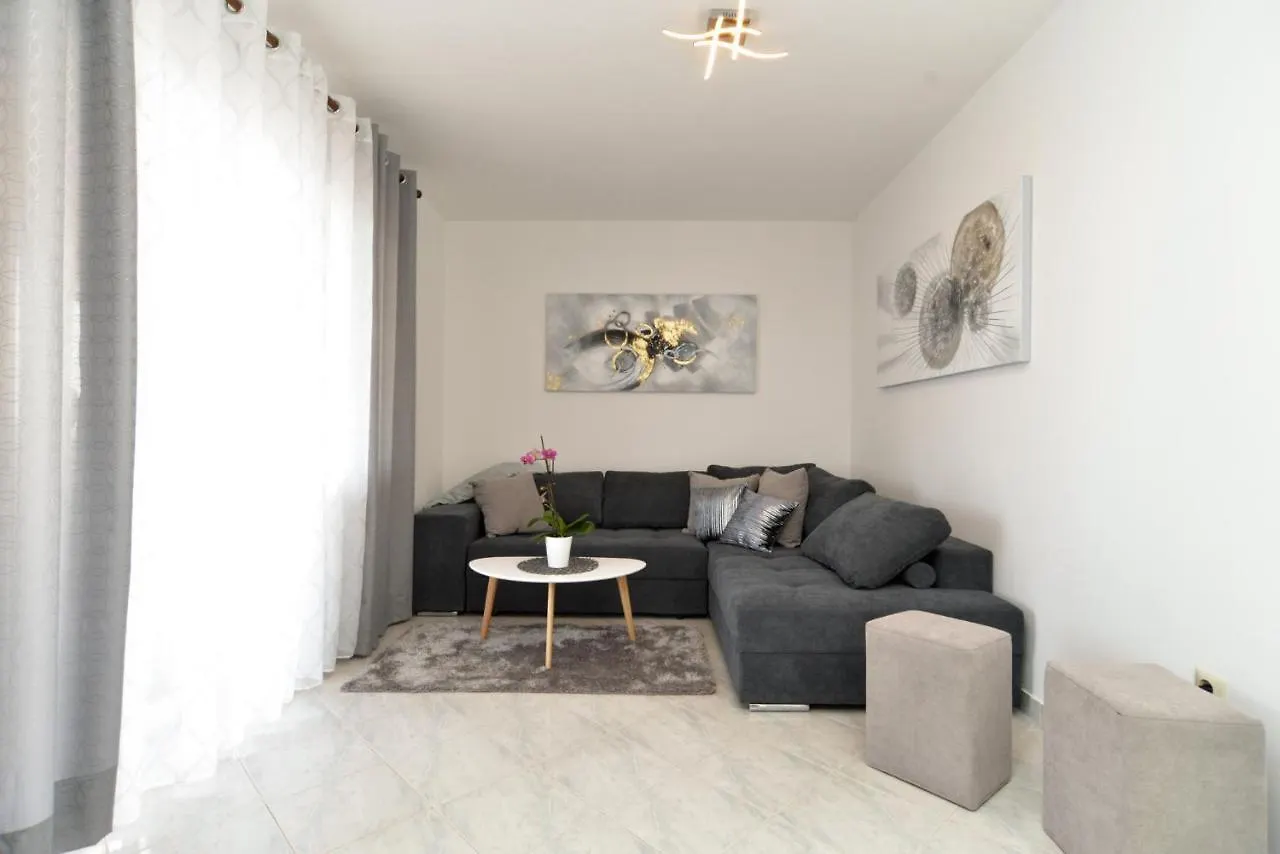Apartments Violete 742 Pula 0*,